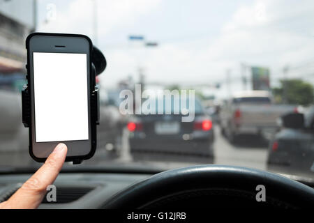 La main et l'utilisation de la voiture dans un smartphone pour naviguer Banque D'Images