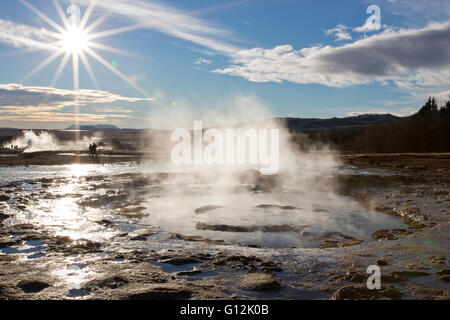 Strokkur Geysir en vallée d'actif par géothermie, Vatnajoekull Haukadalur National Park, Iceland Banque D'Images