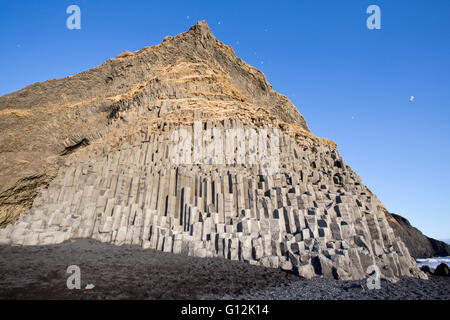Les colonnes de basalte à la plage de Reynisfjara qui jouit, Vik l'Islande Banque D'Images