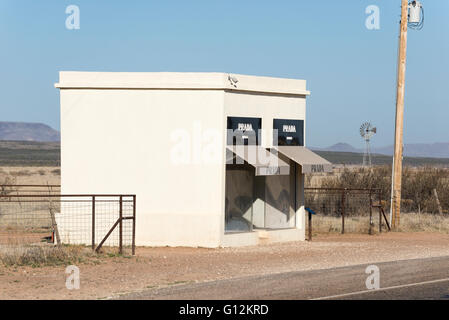 Prada Marfa, une installation artistique près de Valentine, Texas. Banque D'Images