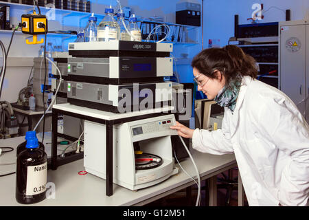 Assistant de laboratoire au cours de son travail à l'échantillonneur automatique dans l'institut. Banque D'Images