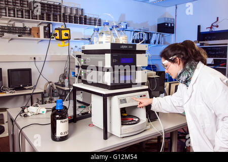 Assistant de laboratoire au cours de son travail à l'échantillonneur automatique dans l'institut. Banque D'Images