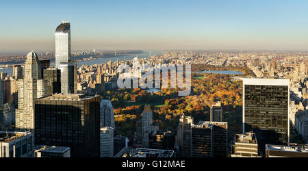 Vue aérienne, Central Park à l'automne avec les gratte-ciel de Midtown, New York. Inclut également, de l'Upper West Side Upper East Side et Harlem Banque D'Images