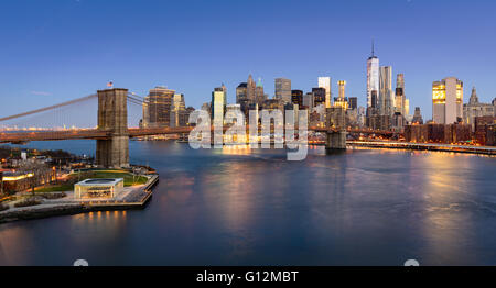 Vue aérienne du pont de Brooklyn au lever du soleil avec Manhattan Quartier des gratte-ciel et l'East River. New York City Banque D'Images