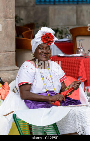 Fortune Teller fumer un cigare à Plaza de la Catedral, La Vieille Havane, La Havane, Cuba Banque D'Images