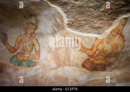 Fresques anciennes de maidens sur cave mur à la forteresse du Rocher de Sigiriya, Sigiriya, Sri Lanka Banque D'Images