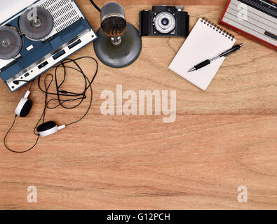 Ancienne rétro reel magnétophone, radio, appareil photo vintage retro sur table en bois. Blank notepad et stylo. Banque D'Images