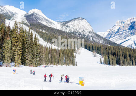 Les skieurs de fond, le lac Emerald, l'hiver. Parc national Yoho, Colombie-Britannique, Canada Banque D'Images