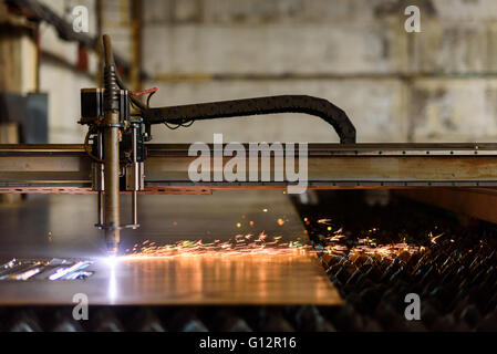 Appareil de soudage de la plaque de coupe sur l'usine de l'industrie lourde Banque D'Images