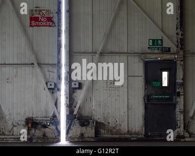 Portes de hangar avec aucun signe de fumer et Sortie de secours signe au-dessus de la porte de sortie de l'incendie Banque D'Images