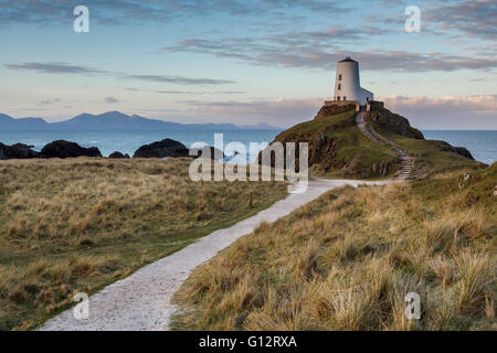 Tŵr Mawr phare sur l'île Llanddwyn, Anglesey, au nord du Pays de Galles UK au lever du soleil. Banque D'Images
