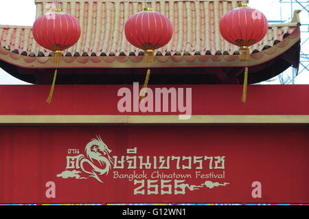 'Année du Dragon' décorations & logo bilingue, Chinatown, Bangkok, Thaïlande. crédit : Kraig Lieb Banque D'Images