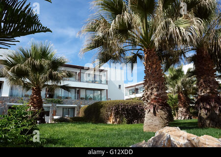 Héraklion, Crète, Grèce - 13 MAI 2014 : Le ciel bleu, bâtiment moderne avec des balcons et de palmiers sur le terrain de l'hôtel de luxe Banque D'Images