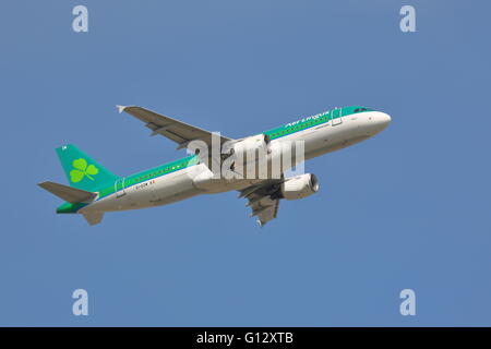 Aer Lingus Airbus A320-214 EI-EZW au départ d'Heathrow Banque D'Images