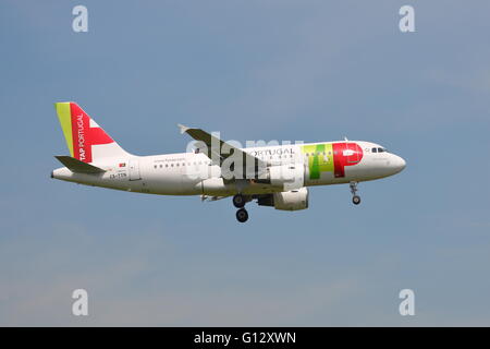 TAP Portugal Airbus A319-111 CS-NIT arrivant à l'aéroport Heathrow de Londres, UK Banque D'Images