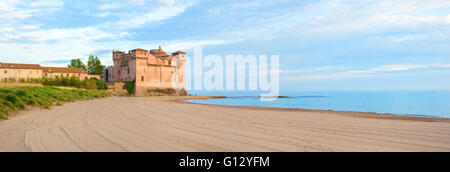 Le château de Santa Severa en Italie, panoramique vue panoramique sur la plage et la mer au coucher du soleil Banque D'Images