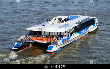 Tornado Clipper, l'un des parc de MBNA Thames Clippers de descendre la Tamise juste après le passage sous le Tower Bridge Banque D'Images