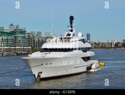 Yacht de luxe récemment construit Vanish amarré à Butler's Wharf sur la Tamise dans le Londres de la piscine Banque D'Images