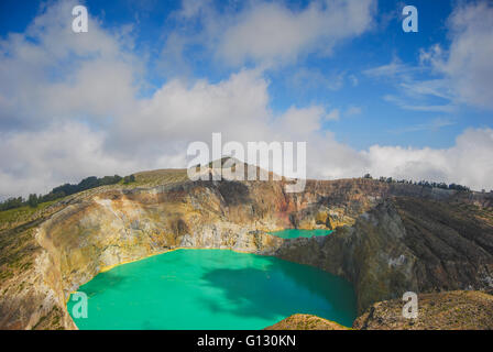 Le mont Kelimutu à Flores, en Indonésie. Au sommet sont 3 lacs géothermique qui changent de couleur en continu Banque D'Images