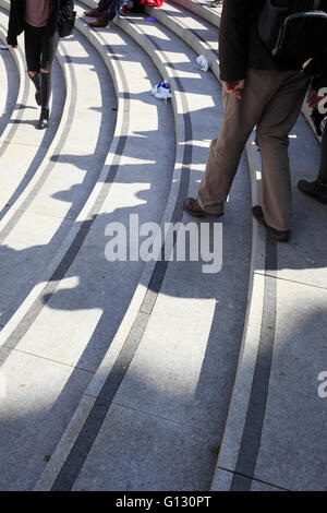 Ombre de personnes sur les mesures concrètes en dehors du Forum, à Norwich, Norfolk, Royaume-Uni. Banque D'Images