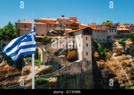 Drapeau grec en face du Saint Monastère de Grand Meteoron - les météores en complexe de monastères orthodoxes sur montagnes, Grèce Banque D'Images