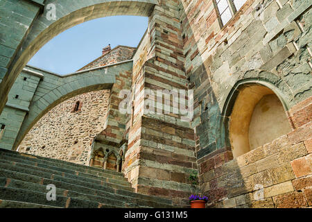 Sacra di San Michele - Abbaye Saint Michel, l'ancien complexe religieux sur le mont Pirchiriano dans Sant'Ambrogio, Piémont, Italie. Banque D'Images