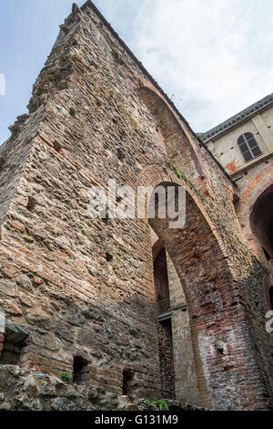 Sacra di San Michele - Abbaye Saint Michel, l'ancien complexe religieux sur le mont Pirchiriano dans Sant'Ambrogio, Piémont, Italie. Banque D'Images