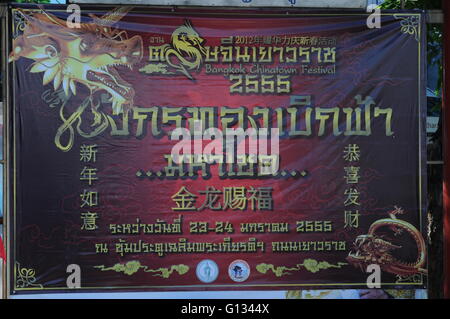 'Année du Dragon' affiche bilingue, Chinatown, Bangkok, Thaïlande. crédit : Kraig Lieb Banque D'Images