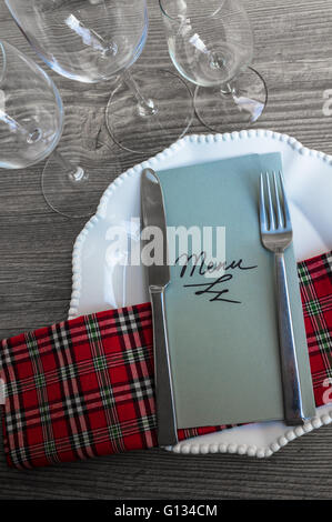 Réglage de la table dans un style rustique avec menu Banque D'Images
