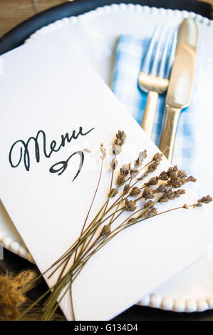 Réglage de la table dans un style rustique avec menu Banque D'Images