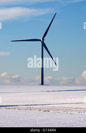 AJAXNETPHOTO - décembre 2009. La France. - Les éoliennes produisent de l'ÉLECTRICITÉ POUR LES VILLAGES LOCAUX DANS LA NEIGE PAYSAGE près d'HESDIE LIÉ, DANS LE NORD DE LA FRANCE. PHOTO:JONATHAN EASTLAND/AJAX REF:92212 3112 Banque D'Images