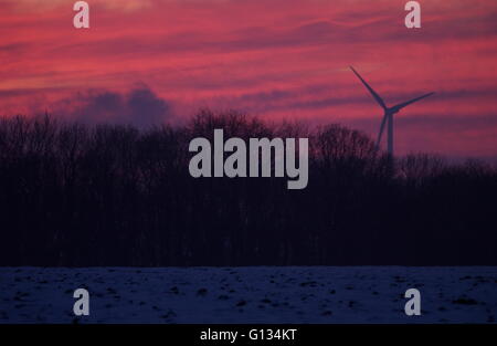 AJAXNETPHOTO - décembre 2009. La France. - Pour l'électricité éolienne GÉNÈRE DES VILLAGES LOCAUX DANS LA NEIGE PAYSAGE LIÉ AU DÉPARTEMENT DE LA FRONTIÈRE, LE NORD DE LA FRANCE. PHOTO:JONATHAN EASTLAND/AJAX REF:92212 3122 Banque D'Images