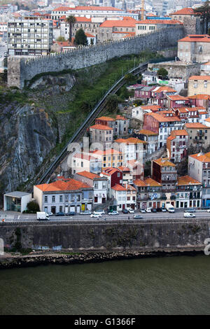 Le Portugal, ville de Porto (Porto), funiculaire dos Guindais rails, Muralha Fernandina vieux mur de la ville, maisons sur la pente raide Banque D'Images