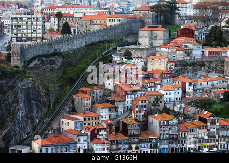 Le Portugal, ville de Porto (Porto), funiculaire dos Guindais rails, Muralha Fernandina vieux mur de la ville, maisons sur la pente raide Banque D'Images