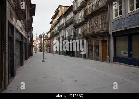 Portugal, Porto (Porto), Vieille Ville, Rua das Flores rue étroite en centre historique de la ville, maisons traditionnelles Portugaises, sit Banque D'Images