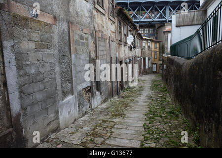 Le Portugal, ville de Porto (Porto), vieille ville, rue étroites et pavées, aller sous le pont Banque D'Images