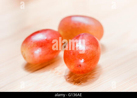 Three fresh delicious red grapes Banque D'Images