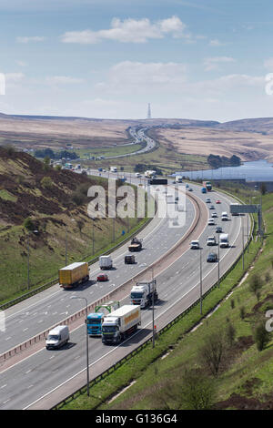 Le trafic passe bois Stand réservoir sur l'autoroute M62, un jour ensoleillé, près de Huddersfield, Yorkshire, Angleterre, le 4 mai 2016 Banque D'Images