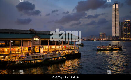 Le Star Ferry Terminal, et l'International Commerce Centre, la CCI, le port de Victoria, Hong Kong, Chine. Banque D'Images