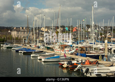 Temps ensoleillé Irlande Mooring yachts et bateaux dans le port de Kinsale surplombant Scilly à Kinsale, comté de Cork, Irlande Banque D'Images