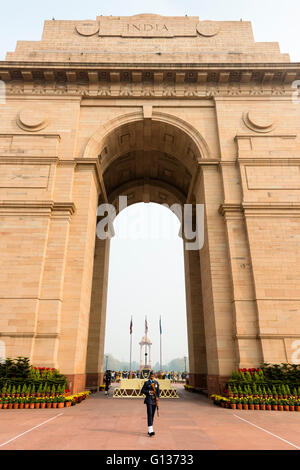 Soldat en face de la porte de l'Inde, New Delhi, Inde Banque D'Images