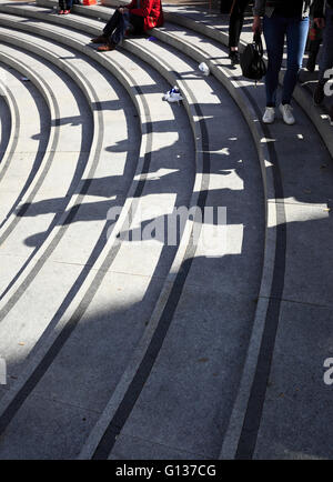 Ombre de personnes sur les mesures concrètes en dehors du Forum, à Norwich, Norfolk, Royaume-Uni. Banque D'Images