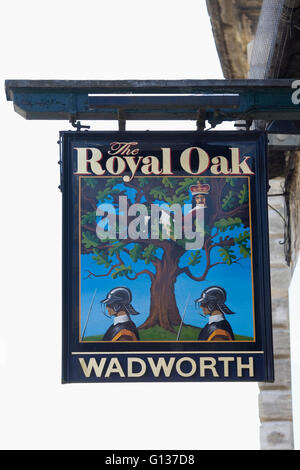 Inscrivez-vous pour la Royal Oak, public house dans la ville de Burford, Oxfordshire. Banque D'Images