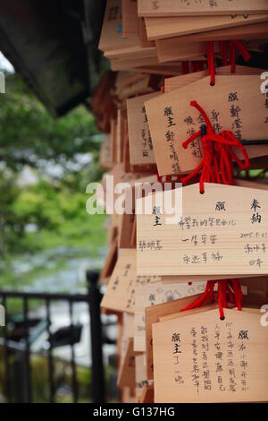 Ema, prière japonais comprimés. Les petites plaques en bois sur lequel écrire adorateurs des souhaits ou des prières dans le Temple, Kyoto, Japon Banque D'Images