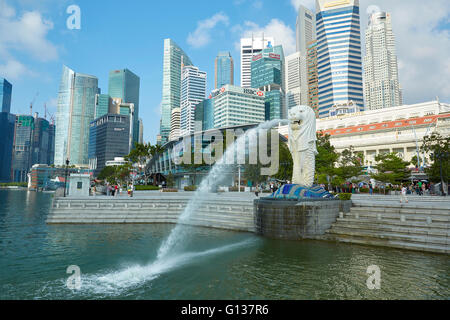 Le Merlion Fontaine avec le quartier des affaires de Singapour Cityscape derrière. Banque D'Images