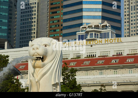 Le Merlion Fontaine avec le Fullerton Hotel derrière, à Singapour. Banque D'Images