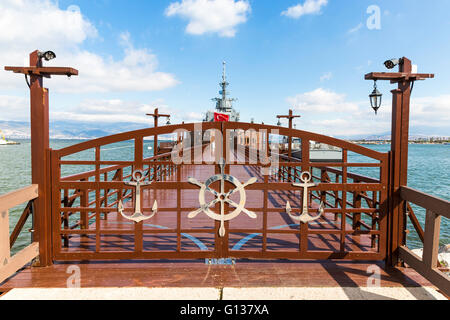 Porte d'entrée fermée de Gee et musée de Piri Reis des navires est un musée naval dans le Inciralti à Izmir, Turquie Banque D'Images