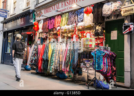 Shoppers descendre une cour Newport colorés du quartier chinois à Londres Banque D'Images