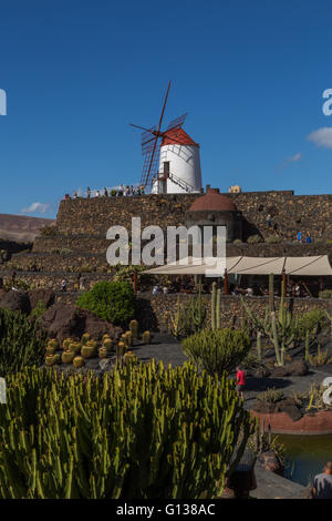 Moulin sur le dessus d'un chemin en spirale avec vue sur le jardin de cactus de Lanzarote. Conçue par César Manrique. Banque D'Images