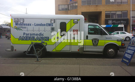 London, Ontario, Canada - Mai 03, 2016 : ambulance attendant sur la rue Ontario au cours de la journée l'éditorial Banque D'Images